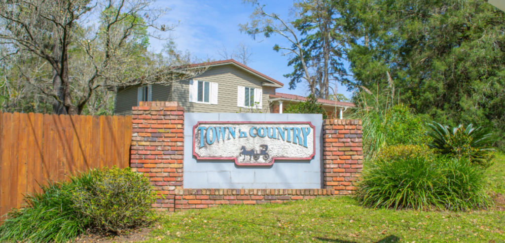 Image of neighborhood entrance to Town N' Country in Tallahassee, Florida.